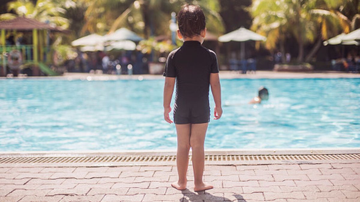 En estado crítico  por ahogamiento un niño de cuatro años: sus padres le encontraron en la piscina en Málaga