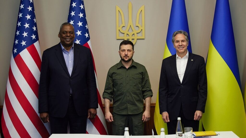 El presidente de Ucrania, Volodimir Zelenski, junto al secretario de Estado estadounidense, Antony Blinken, y el de Defensa, Lloyd Austin