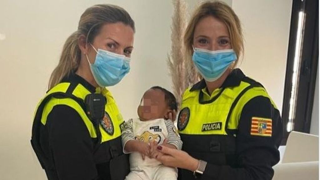Dos policías locales de Zaragoza salvan a un bebé en plena calle: el mejor "regalo" del Día de la Madre