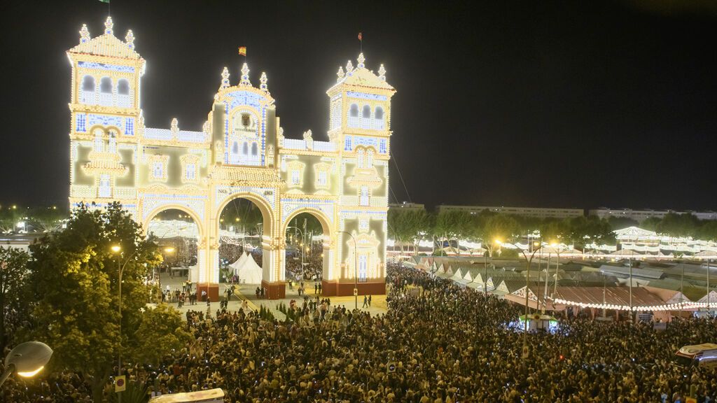 El 'alumbrao' y sus 25.000 luces led dan comienzo a la esperada feria de Abril de Sevilla.