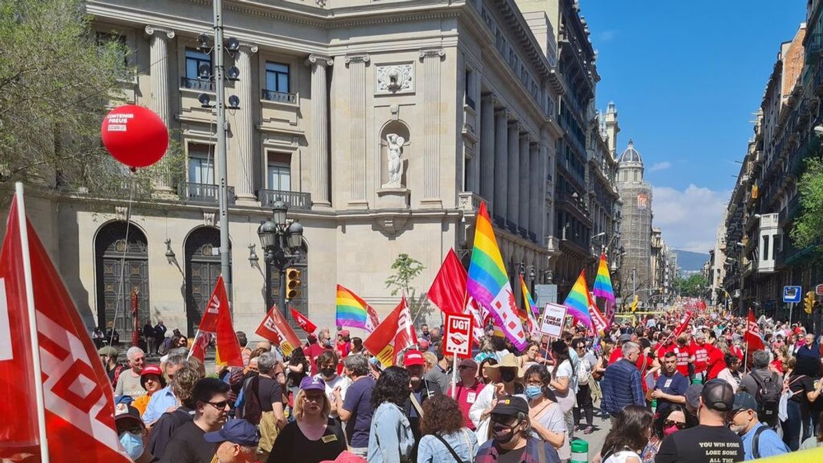 Rompen y queman contratos temporales en la manifestación del 1 de mayo en Barcelona Rompen y queman contratos temporales en la manifestación del 1 de mayo en Barcelona