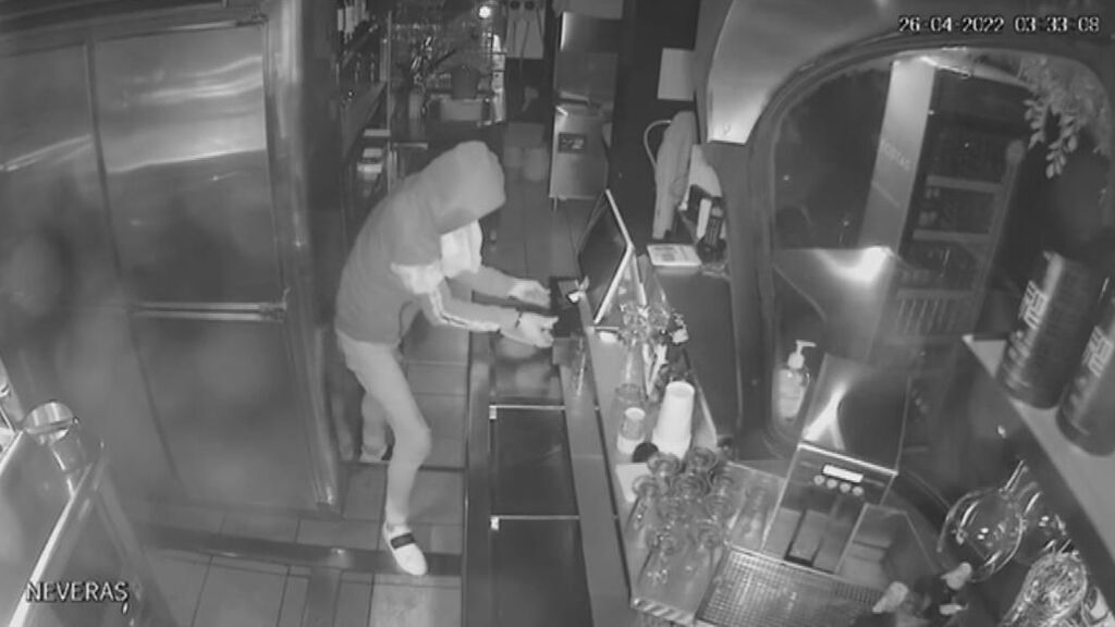 Roba en apenas diez segundos la caja registradora de un restaurante de Lleida