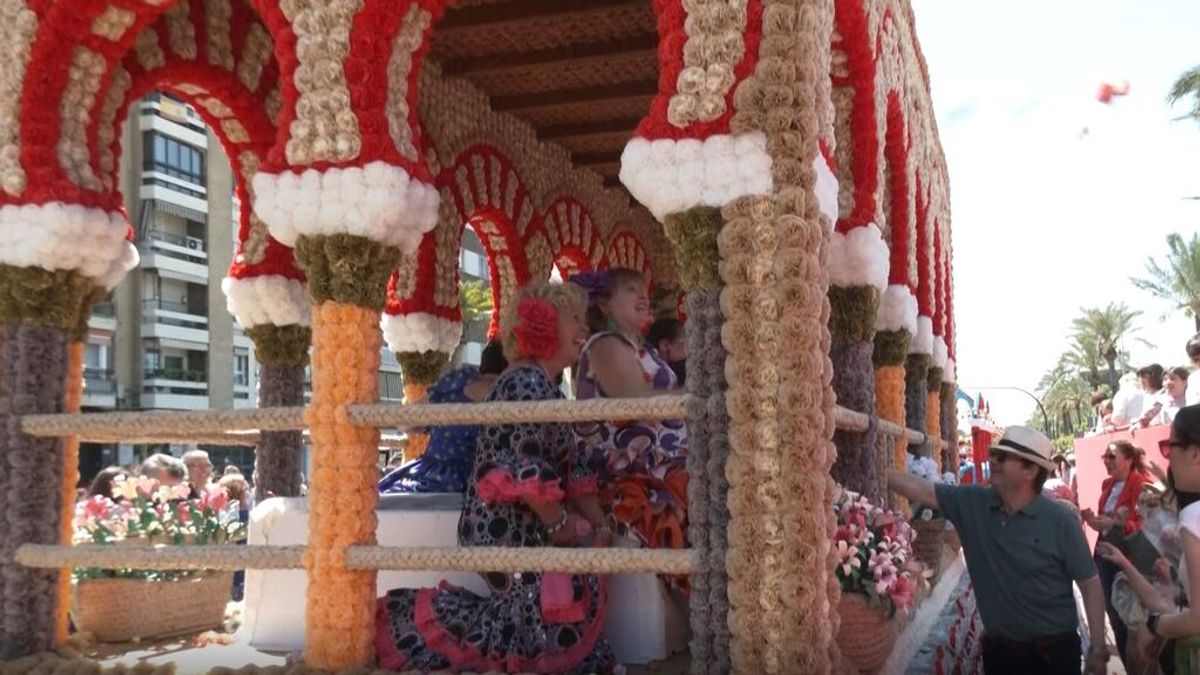 80.000 claveles inundan de color las calles de Córdoba en la Batalla de las Flores