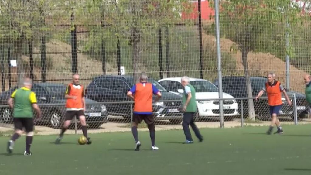 El 'walking football', el deporte para los mayores de 60 años: "Es una nueva ilusión en la jubilación"