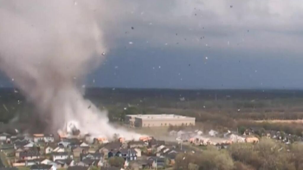 Kansas declara el estado de emergencia tras el paso de un tornado con fuerte poder destructor
