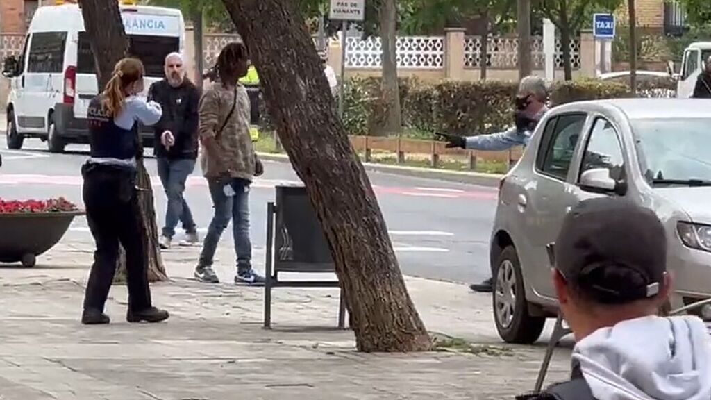 Un mosso dispara al presunto atracador de un banco en Lleida para detenerle