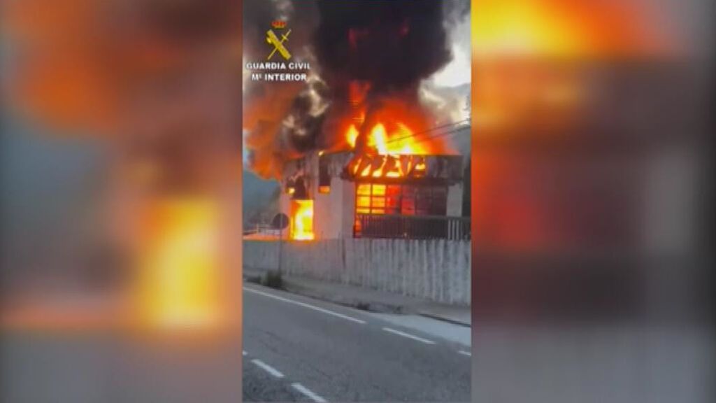 Un espectacular incendio arrasa una nave industrial con material eléctrico en Mondariz