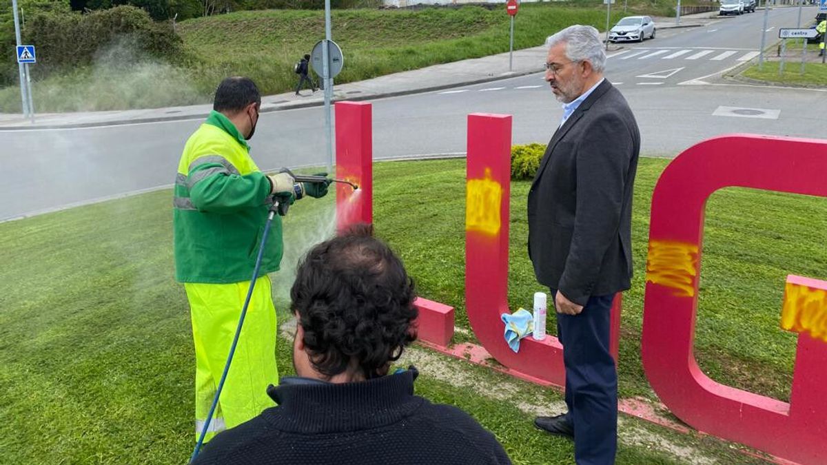 Las letras gigantes de entrada a Lugo ya no lucen con la bandera de España Las letras gigantes de entrada a Lugo ya no lucen con la bandera de España
