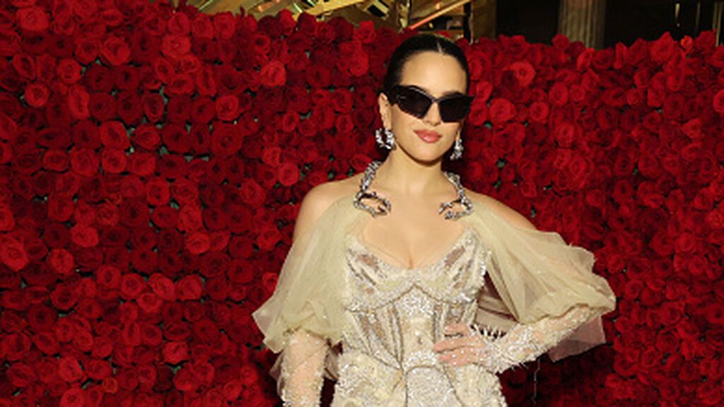 Rosalía vestida de Givenchy y gafas a lo 'Martirio' deslumbra en la Gala Met 2022