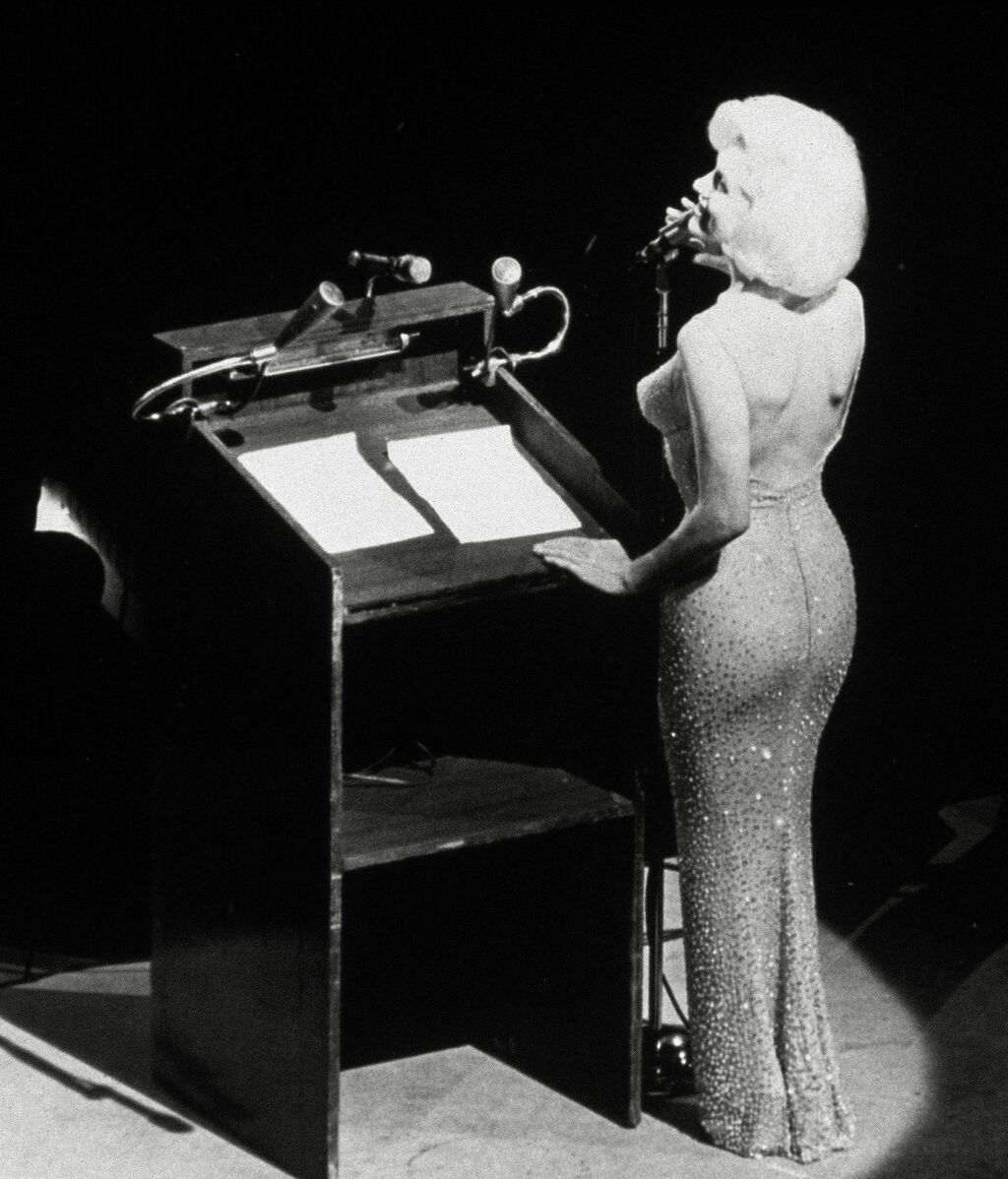 Marilyn Monroe  cantando "Happy Birthday" al presidente John F. Kennedy en el Madison Square Garden