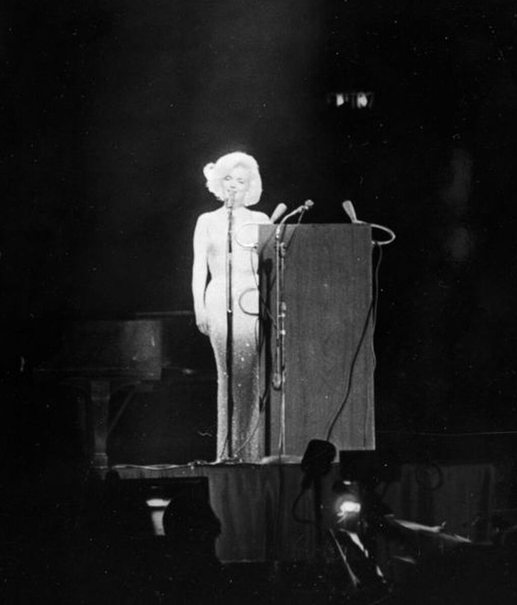 Marilyn Monroe cantando su "Happy Birthday, Mr President" en 1962.