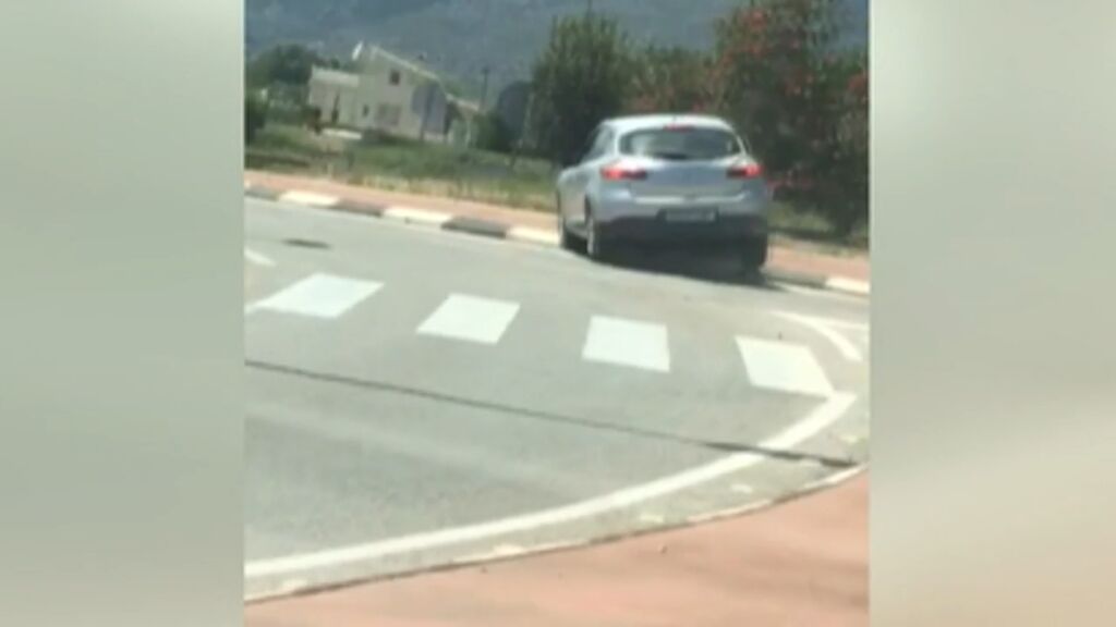 Una conductora sextuplica la tasa de alcohol y choca contra una rotonda en Alicante
