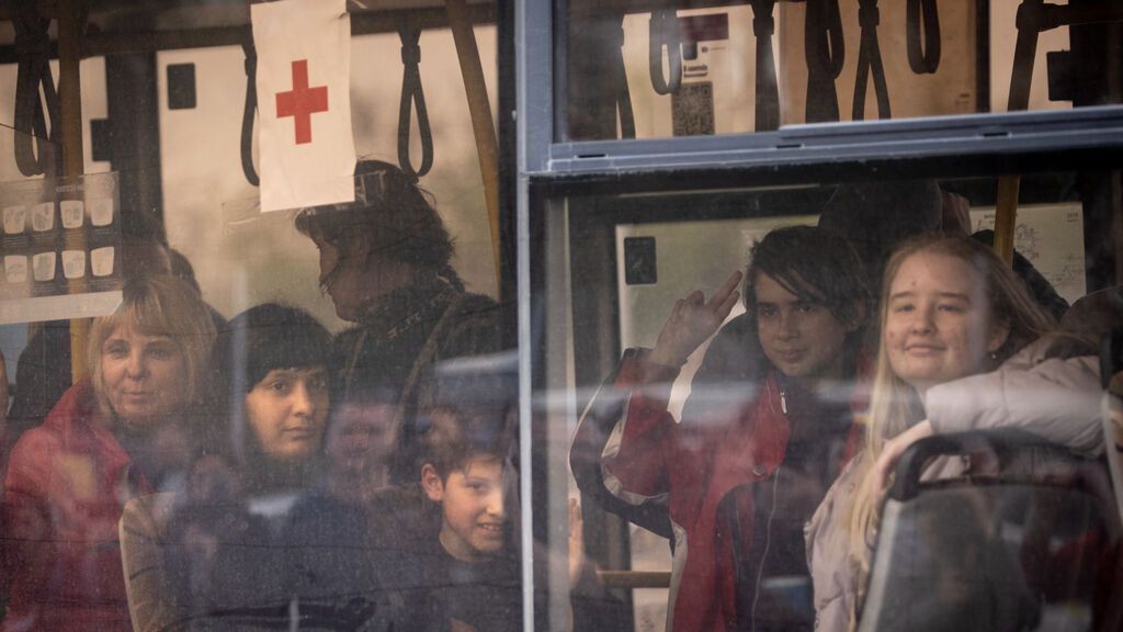 160 evacuados de Mariúpol llegan a Zaporiya, mientras Rusia reanuda el asalto a la acería Azovstal