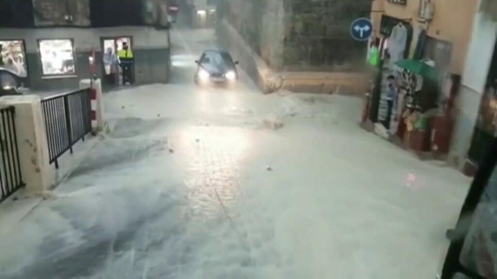 Riadas en Caravaca de la Cruz, Murcia: las fuertes lluvias y el granizo causan inundaciones