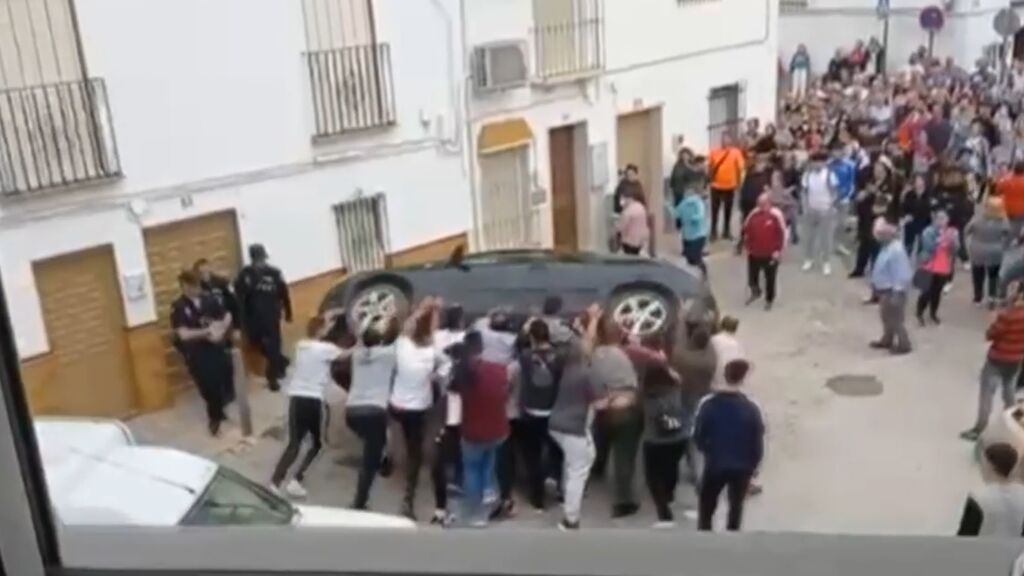 Vecinos de Casariche se vengan de unos ladrones volcando sus coches