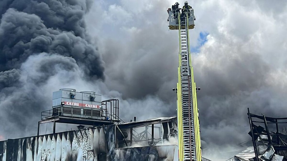 Una gran columna de humo por el incendio de un matadero fuerza desalojos y confinamientos en Getafe Una gran columna de humo por el incendio de un matadero fuerza desalojos y confinamientos en Getafe