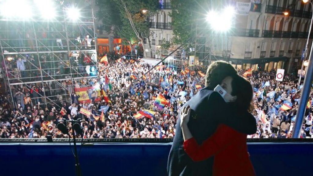 Ayuso y Casado se abrazan en el balcón de Génova la noche del 4M