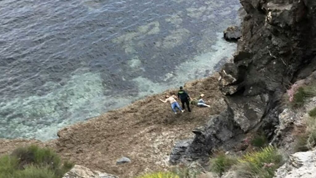 Salvados por un "colchón de algas" tras caer por un acantilado al hacerse un selfi en Almería