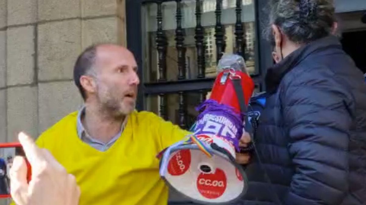 El alcalde de Ourense empuja a una sindicalista que se manifestaba frente al Ayuntamiento El alcalde de Ourense empuja a una sindicalista que se manifestaba frente al Ayuntamiento