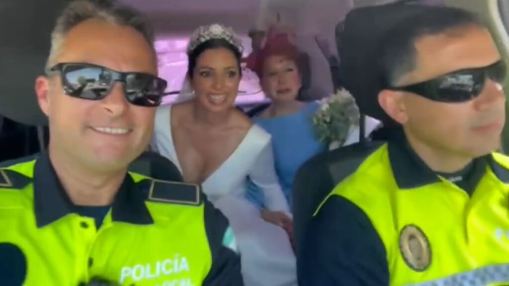 Una novia en apuros en Málaga: unos policías la llevan a su boda