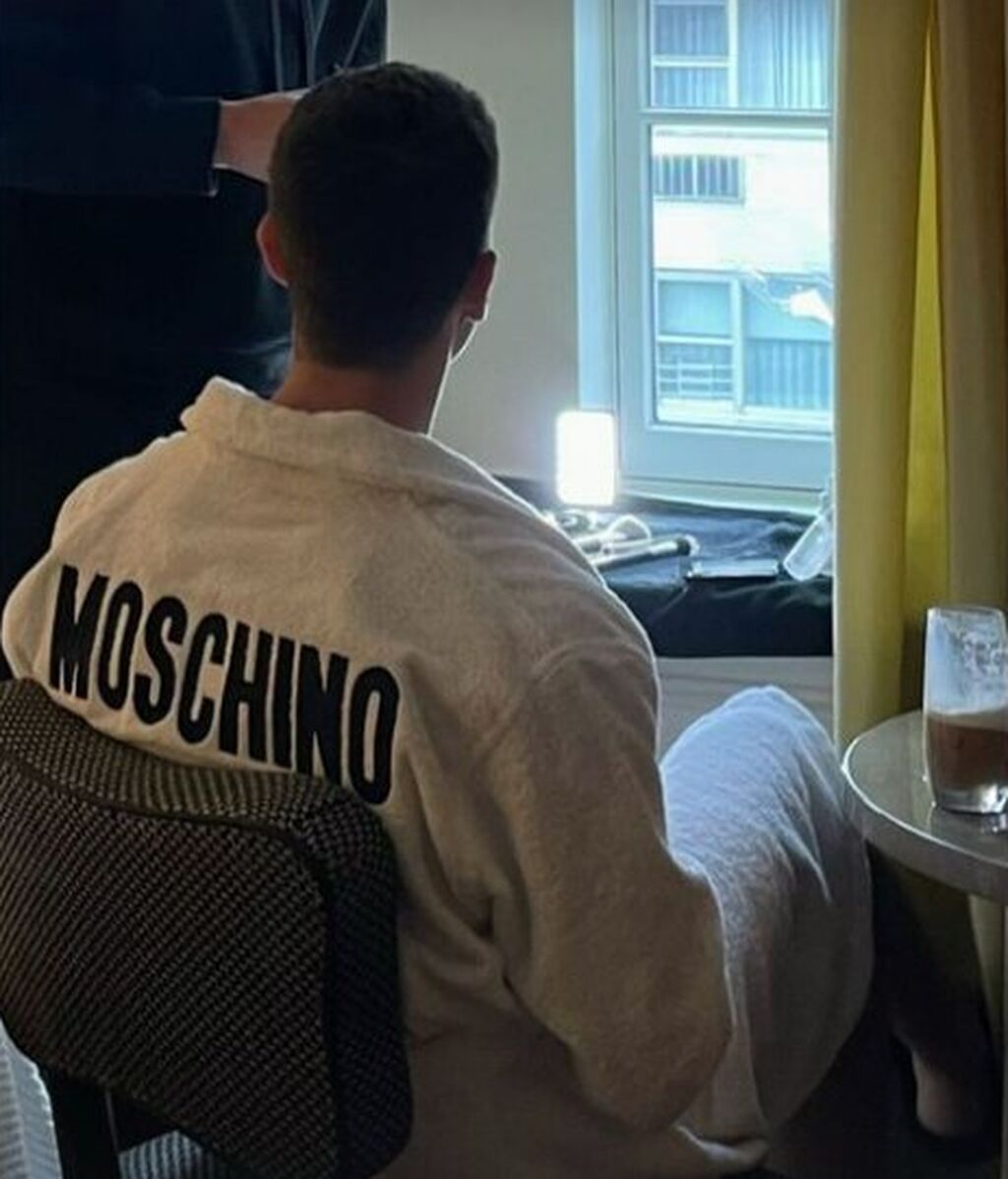 Manu Ríos preparándose para la Gala del Met