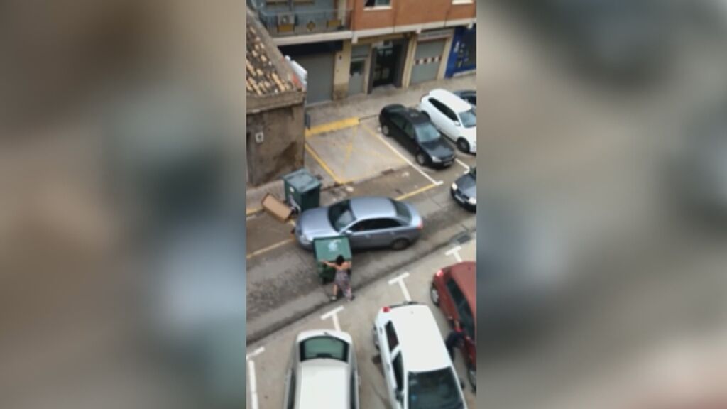 Kelly, la estanquera de Manises que cortó la huida de los delincuentes con los contenedores de basura