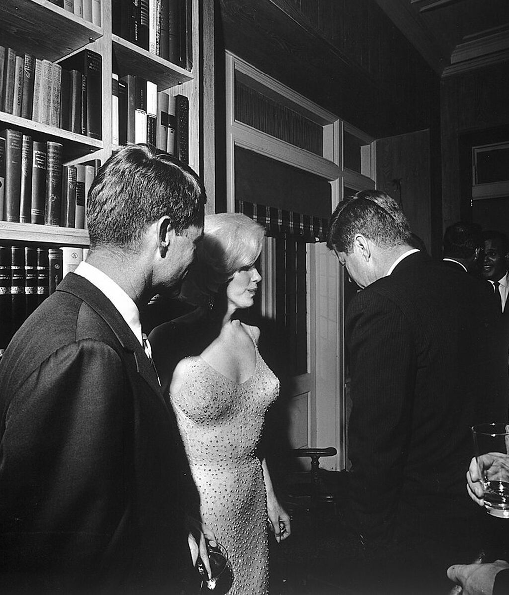 Marilyn Monroe junto a Robert y John Fitzgerald Kennedy.