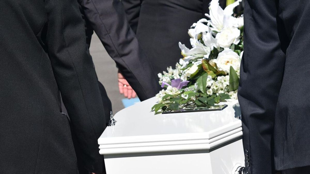 Una mujer a punto de ser enterrada, revive y golpea el féretro en pleno funeral