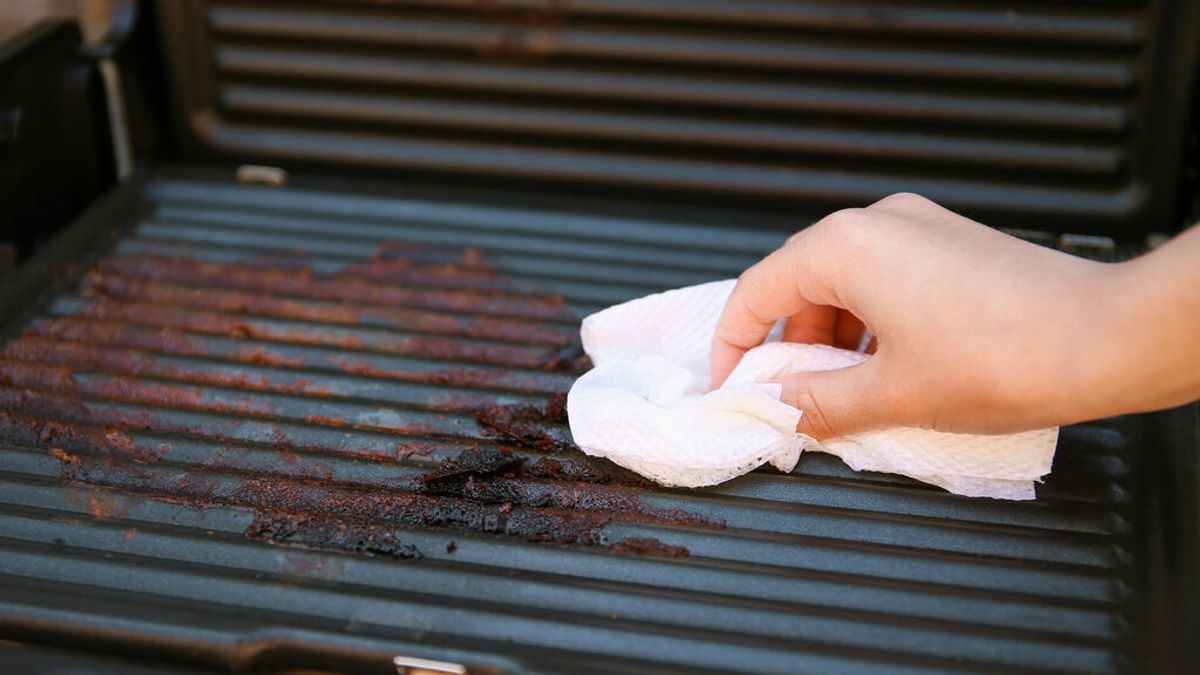 Cómo limpiar una plancha de cocina de hierro muy sucia paso a paso y de forma fácil.