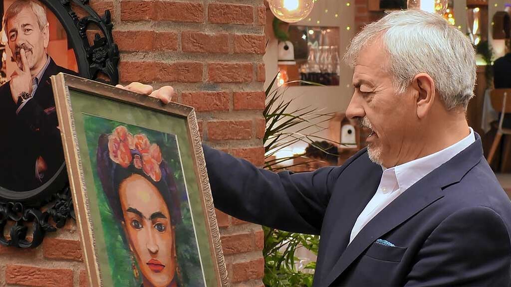Carlos Sobera, encantado con el look y el regalo de Sergei: “Ese traje es de Rusia”