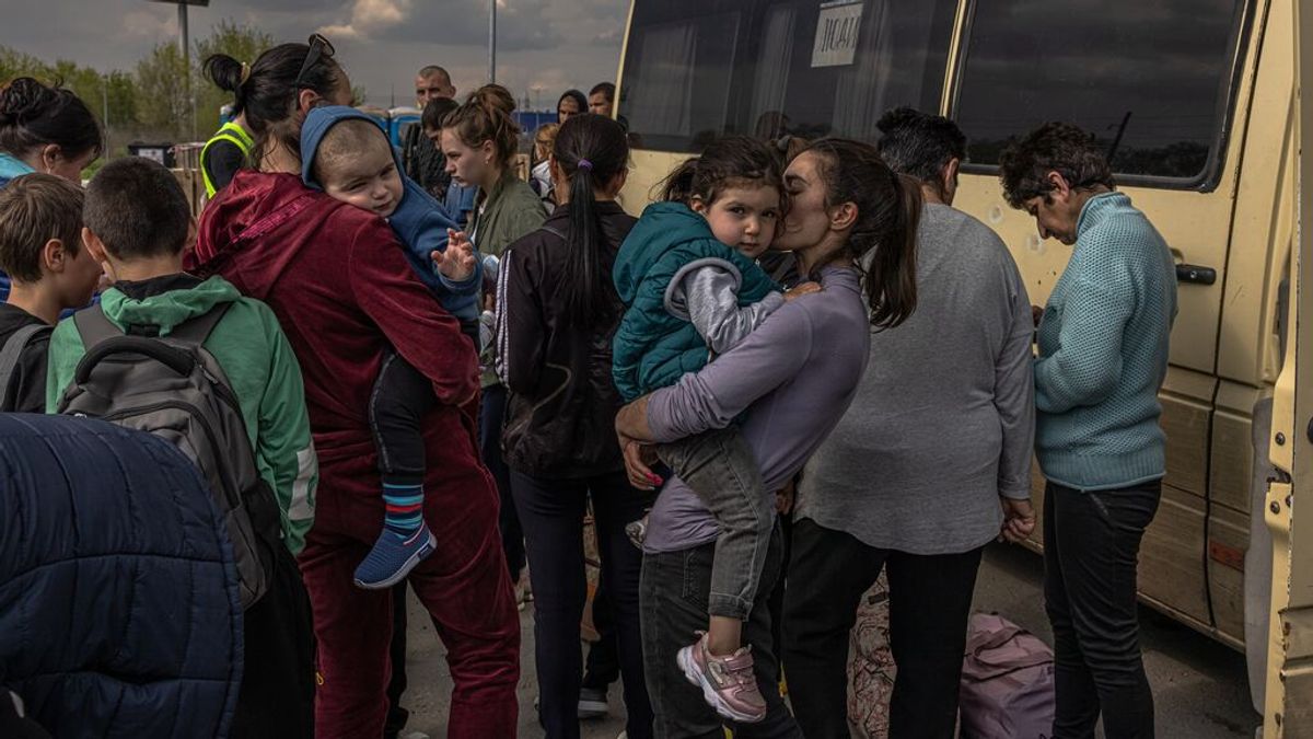 El testimonio de Elyna, evacuada de la acería de Mariúpol: "Nos bombardeaban cada segundo" El testimonio de Elyna, evacuada de la acería de Mariúpol: "Nos bombardeaban cada segundo"