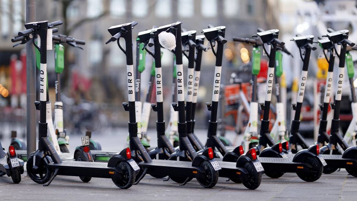 La DGT avisa a los conductores de patinetes menores: hasta 1.000 euros de multa que tendrán que abonar los padres La DGT avisa a los conductores de patinetes menores: hasta 1.000 euros de multa que tendrán que abonar los padres
