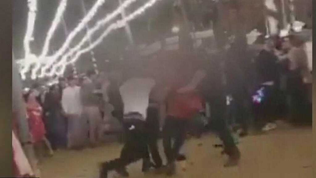 Impactantes imágenes | Brutal agresión a un joven en la caseta del PSOE en la Feria de Sevilla