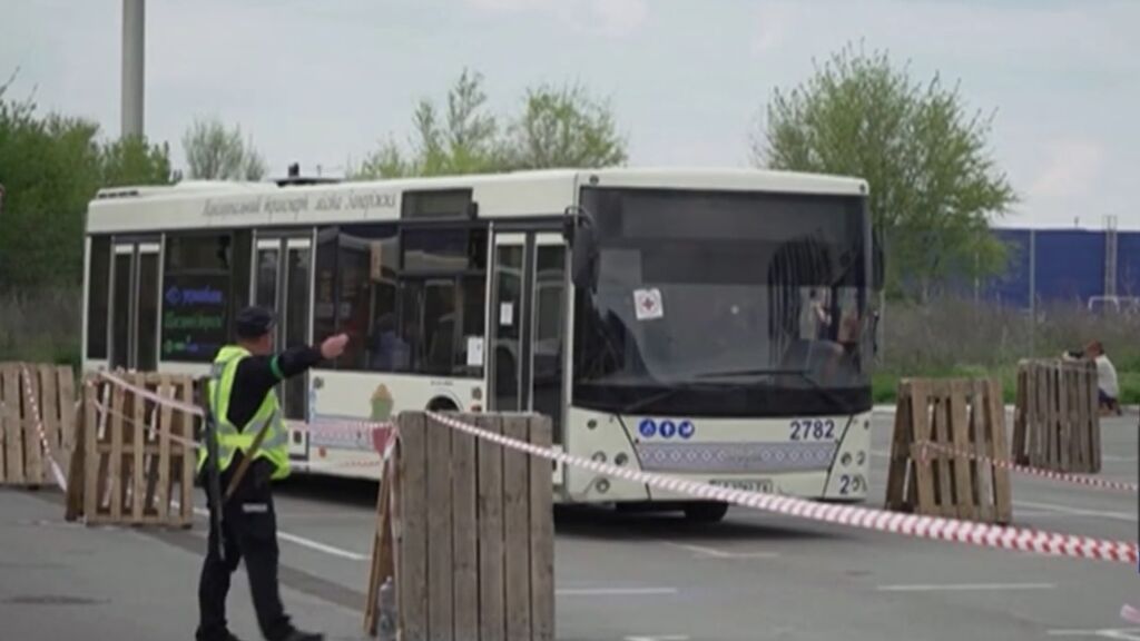 Desaparecen 11 autobuses con evacuados de la acería de Mariúpol