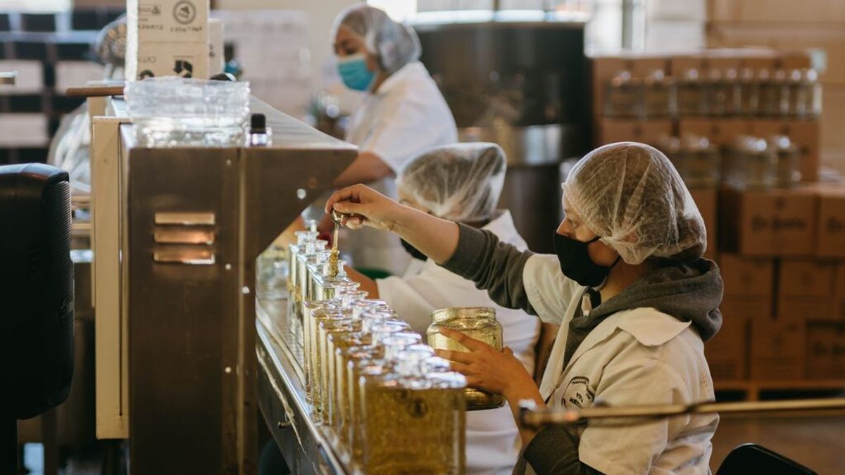 El paro baja en Galicia un 1,78% durante el mes de abril con 2.734 parados menos El paro baja en Galicia un 1,78% durante el mes de abril con 2.734 parados menos