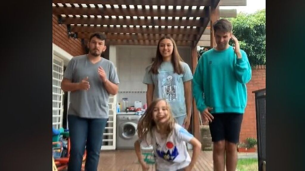 La divertida pelea entre un niño y su perro en un reto de Tik Tok que se hizo viral