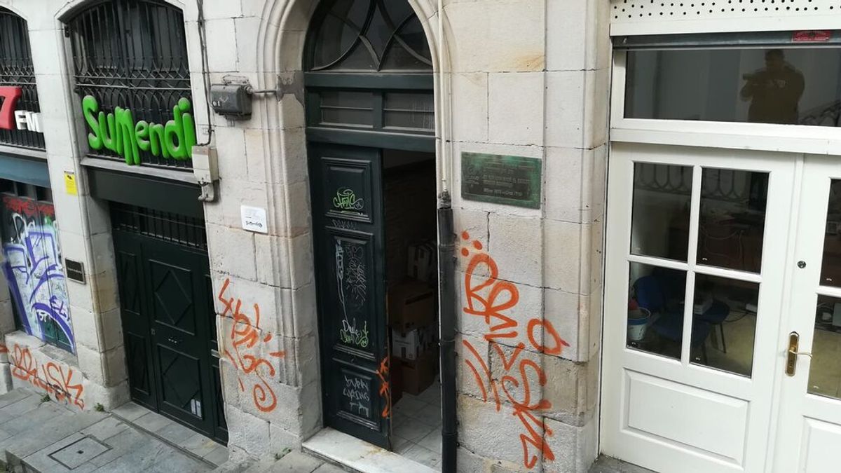 Portal de una de las víctimas del asesino en serie en Bilbao