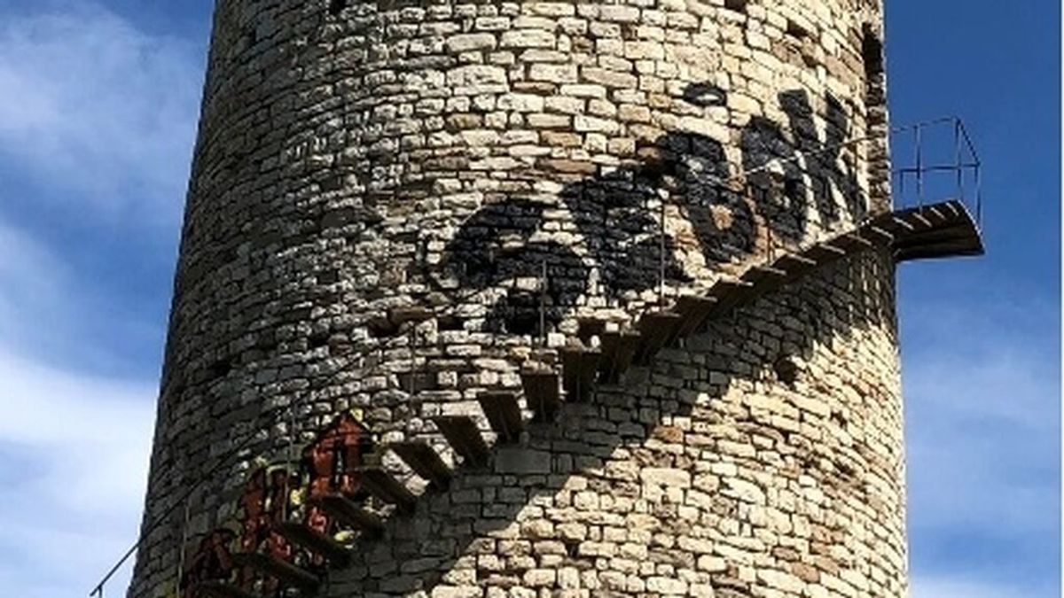 Dos detenidos por un graffiti en el Pilar de Almenara de Agramunt, catalogado Bien de Interés Nacional Dos detenidos por un graffiti en el Pilar de Almenara de Agramunt, catalogado Bien de Interés Nacional