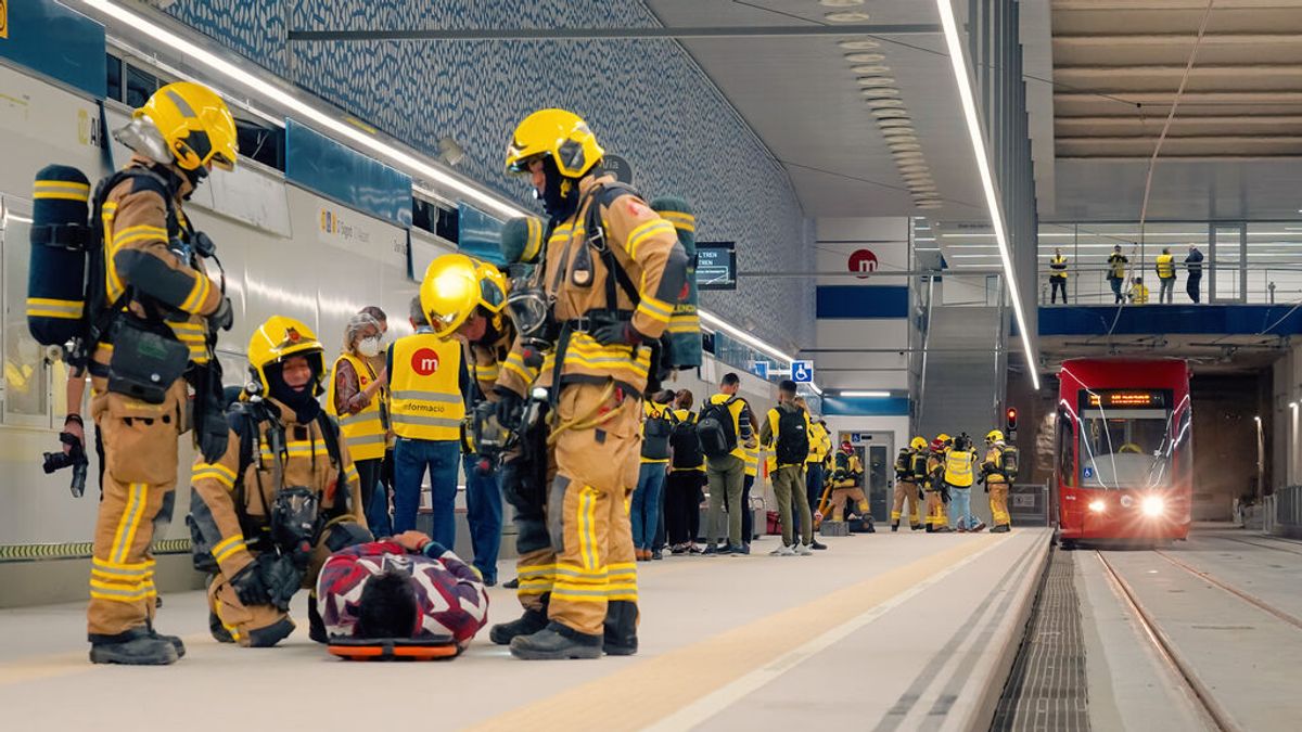 Casi 200 personas prueban en un simulacro de incendio la seguridad de la nueva línea 10 del tranvía de Valencia