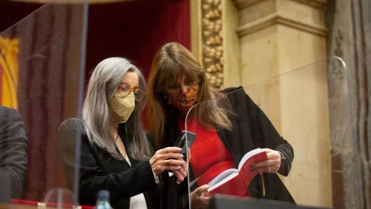El Parlament contrató al hijo de la secretaria general como ujier sin que ella informara de ello El Parlament contrató al hijo de la secretaria general como ujier sin que ella informara de ello