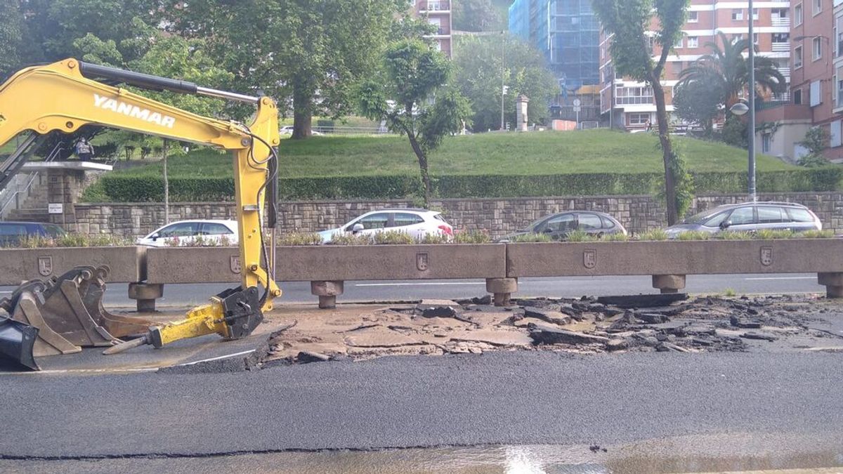 Una excavadora en la calle Lehendakari Aguirre donde se ha producido el reventón Una excavadora en la calle Lehendakari Aguirre donde se ha producido el reventón