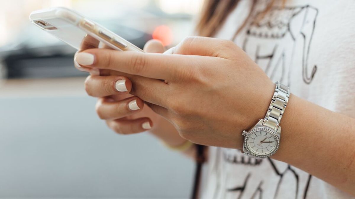 Una chica con el teléfono móvil Una chica con el teléfono móvil