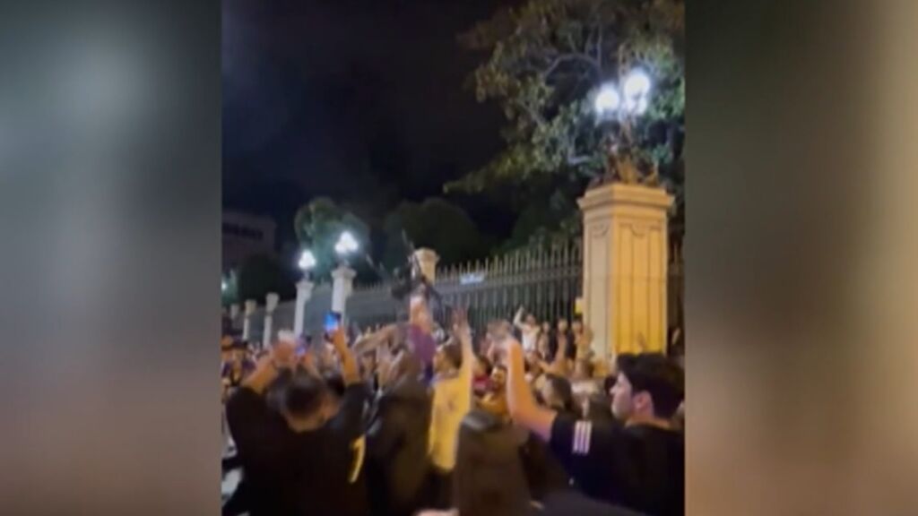Así celebran en Cibeles los aficionados del Madrid la victoria ante el City