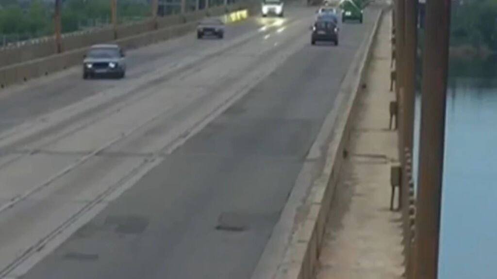 Rusia ataca con un misil un puente repleto de coches en la ciudad ucraniana de Dnipro