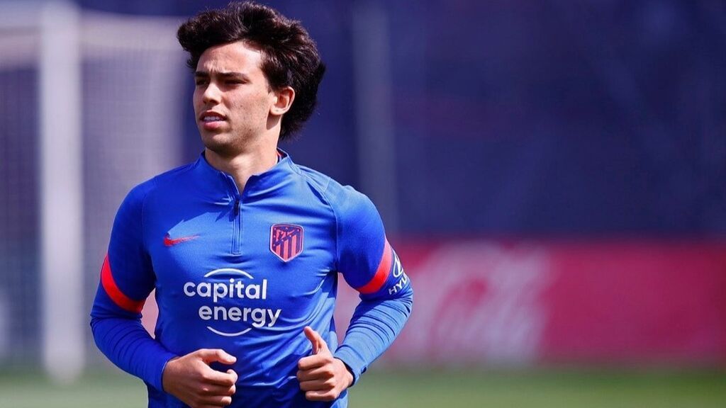 Joao Félix entrena sobre el césped