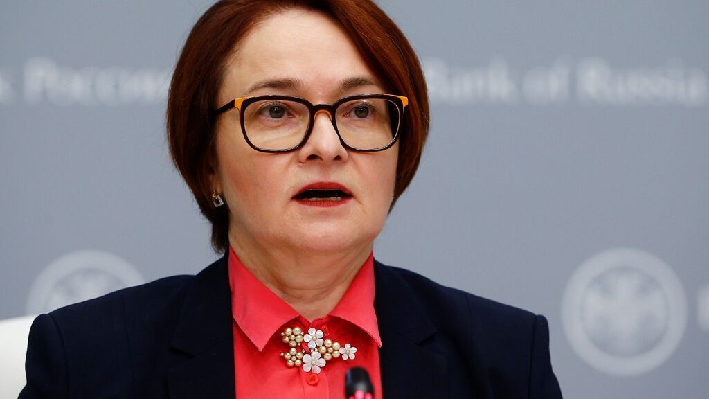 Elvira Nabiullina, presidenta del Banco Central de Rusia, con uno de sus broches