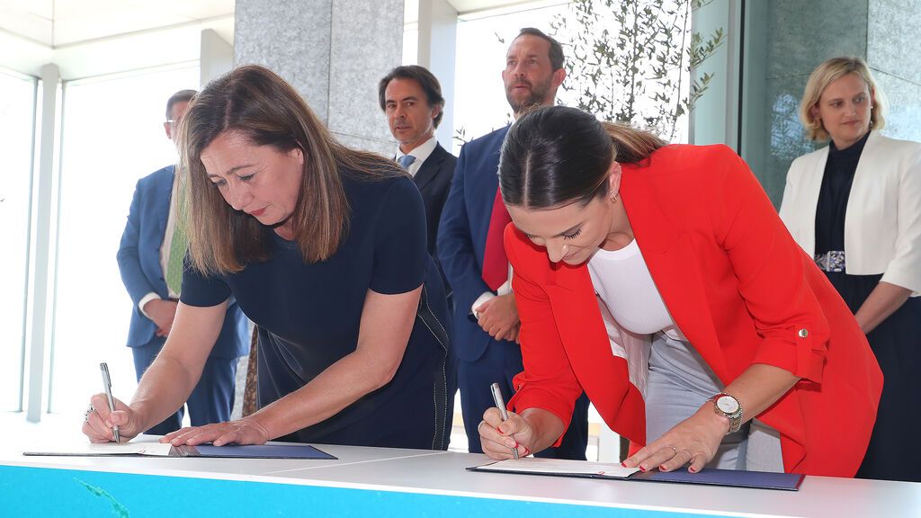 EuropaPress_4430108_presidenta_govern_francina_armengol_firma_acuerdo_sostenibilidad_turismo