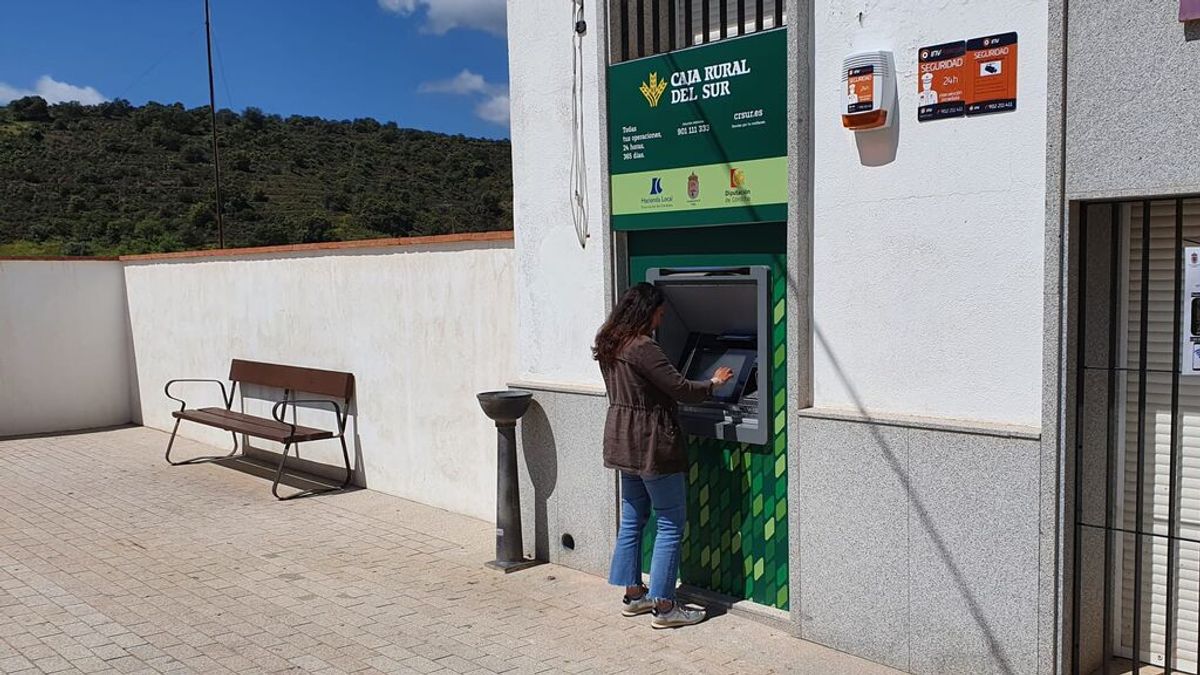 En Obejo ya tienen cajero tras años recorriendo 10 km para sacar dinero: "Nos da la vida" En Obejo ya tienen cajero tras años recorriendo 10 km para sacar dinero: "Nos da la vida"