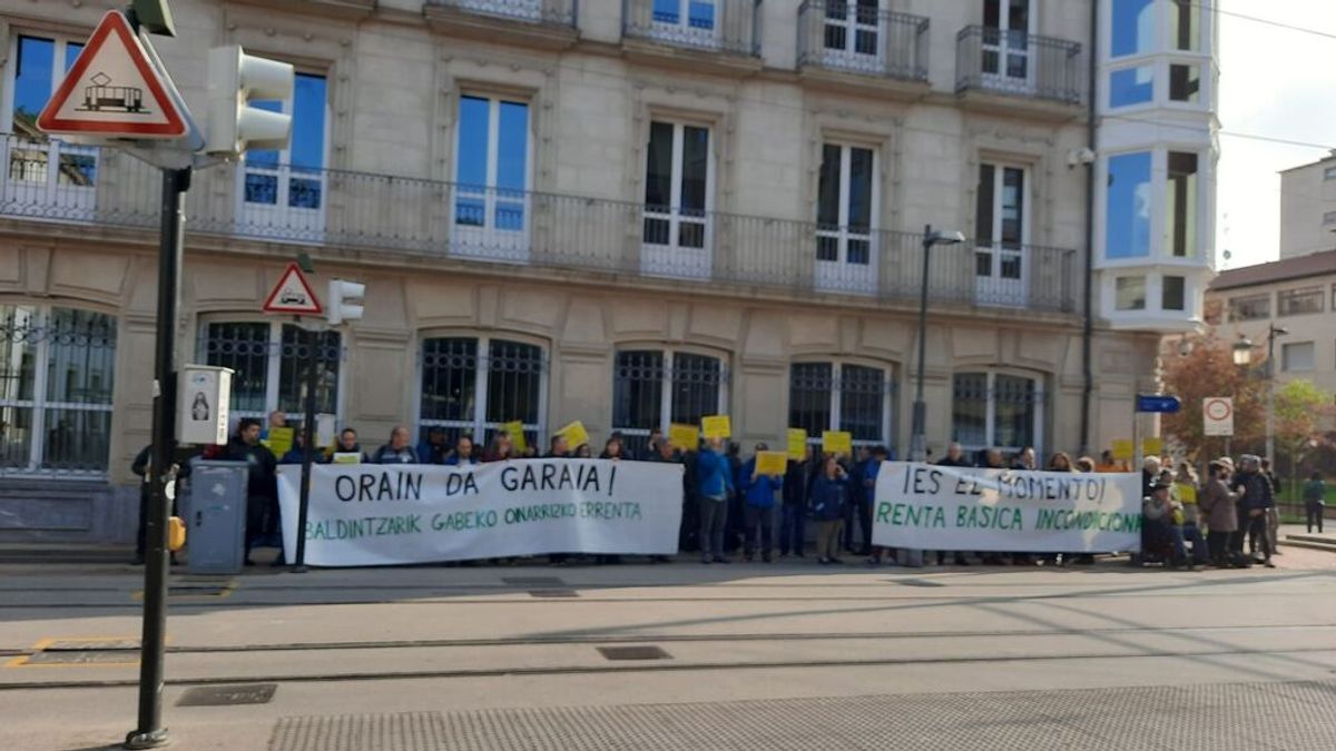 Concentración en apoyo a la ILP frente al Parlamento Vasco Concentración en apoyo a la ILP frente al Parlamento Vasco