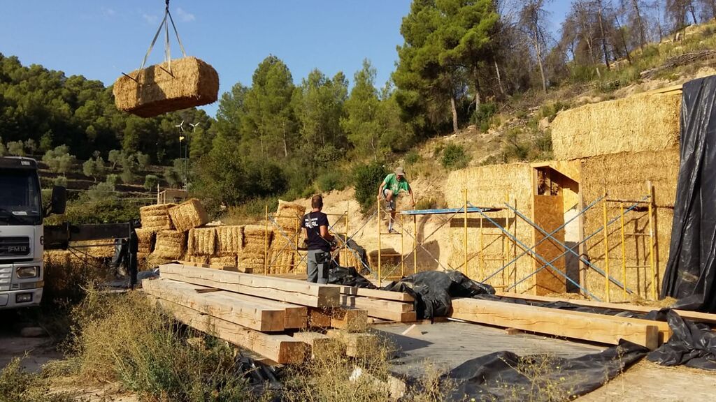 Proceso de construcción con balas de paja